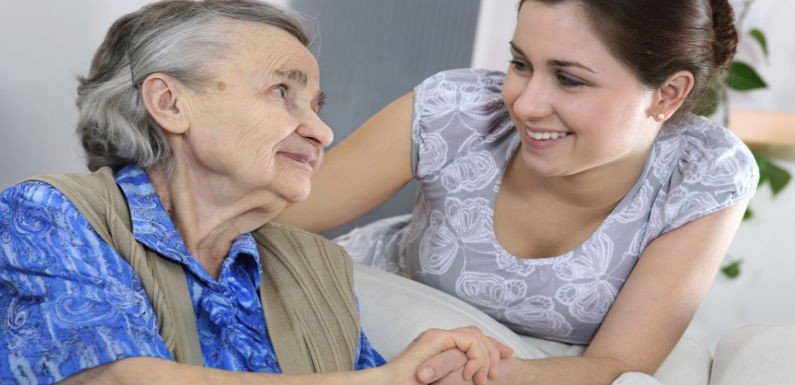 Elegir el mejor cuidador para personas mayores